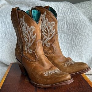 Corral Brown Ankle Boots with Distressed Leather and Decorative Stitching